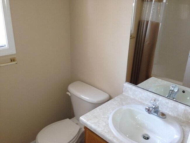 Building Photo - 3 Bedroom 2 Bath Home For Rent Near Post!