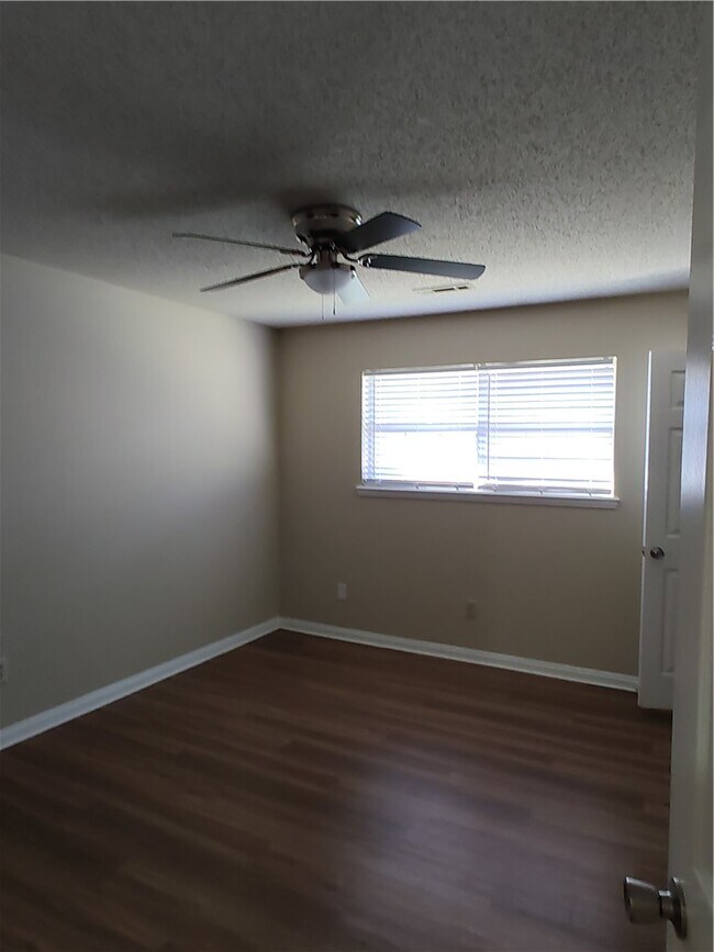 Building Photo - 218 Fox Run Pl