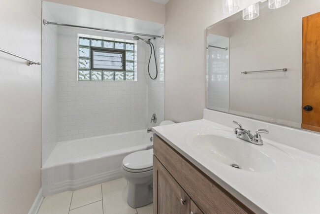 Building Photo - 427 Gilbert Dr