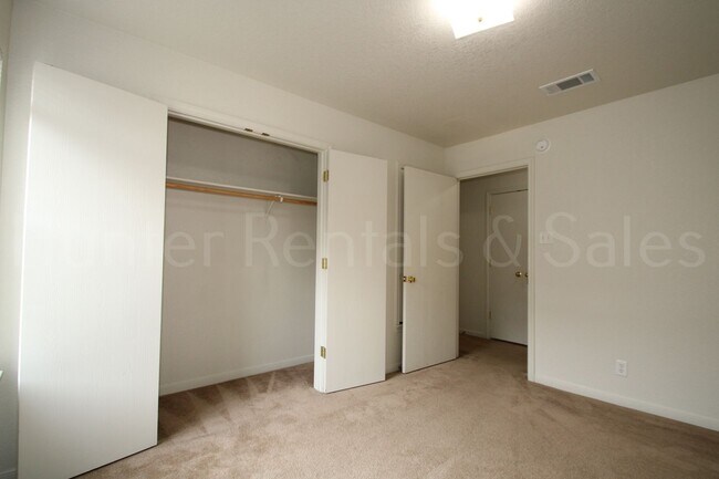 Building Photo - Rent Me Now!