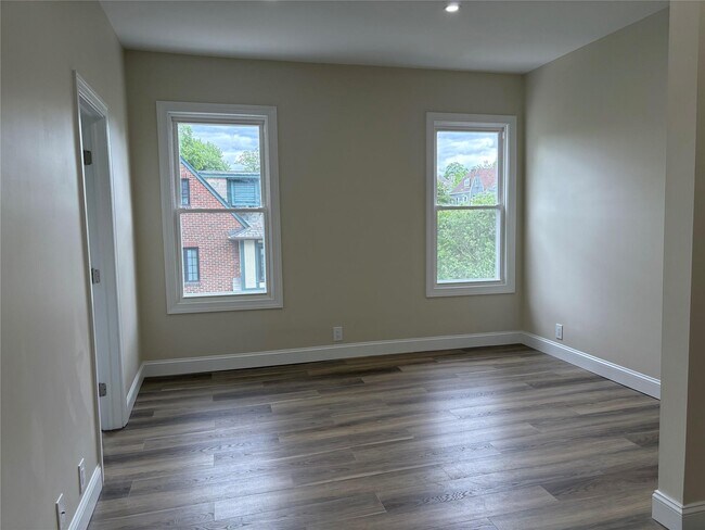 Building Photo - 74 Rossmore Ave