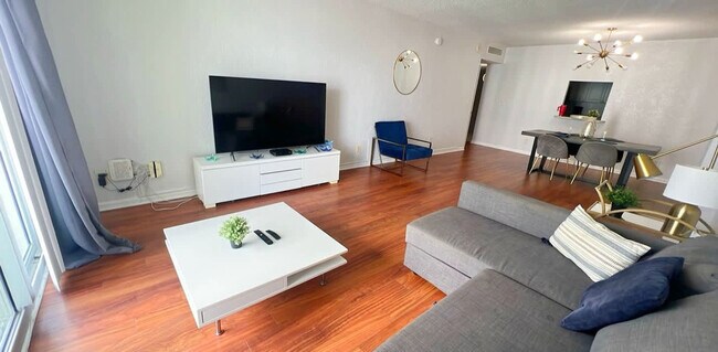 Primary Photo - 19370 Collins Ave