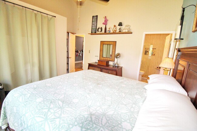 Building Photo - Haleakala Gardens – Top-Floor Furnished 2BR/2BA -A Couple Blocks from the Beach