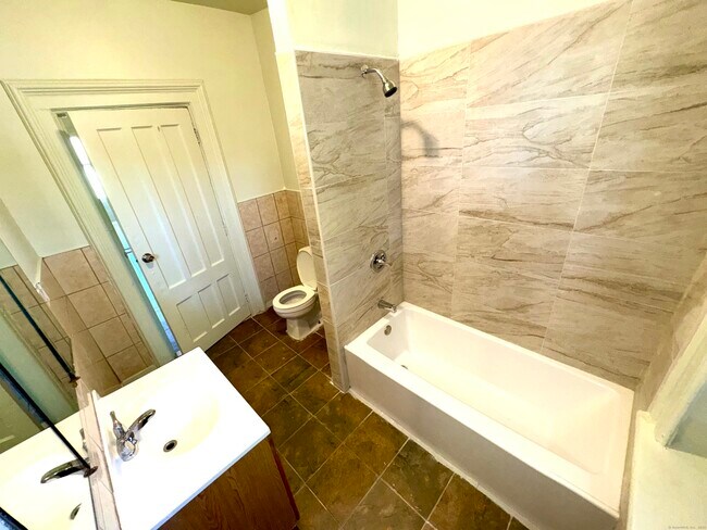 Building Photo - 491 Meadow St