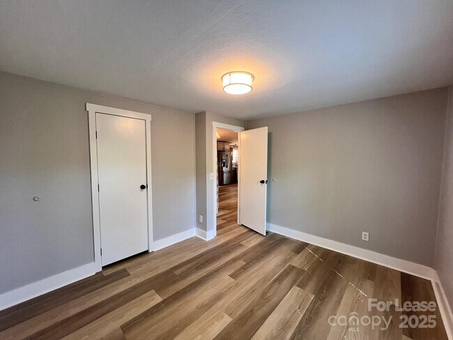 Building Photo - 491 Robinson Rd