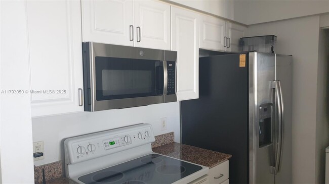 Building Photo - 1155 Brickell Bay Dr