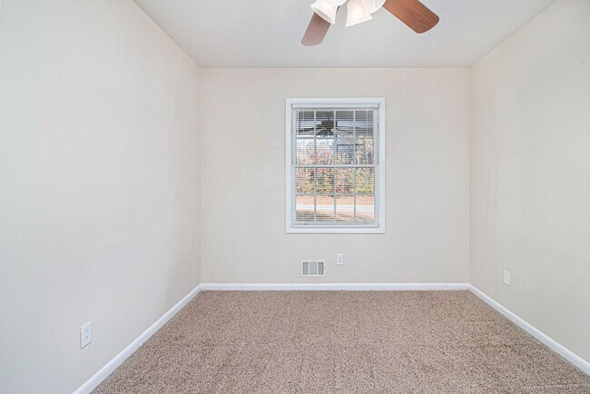 Building Photo - 3 bdrm, 2 bath in Decatur
