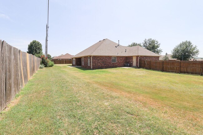 Building Photo - Spacious 4 bedroom 3 bathroom home In Sand Springs