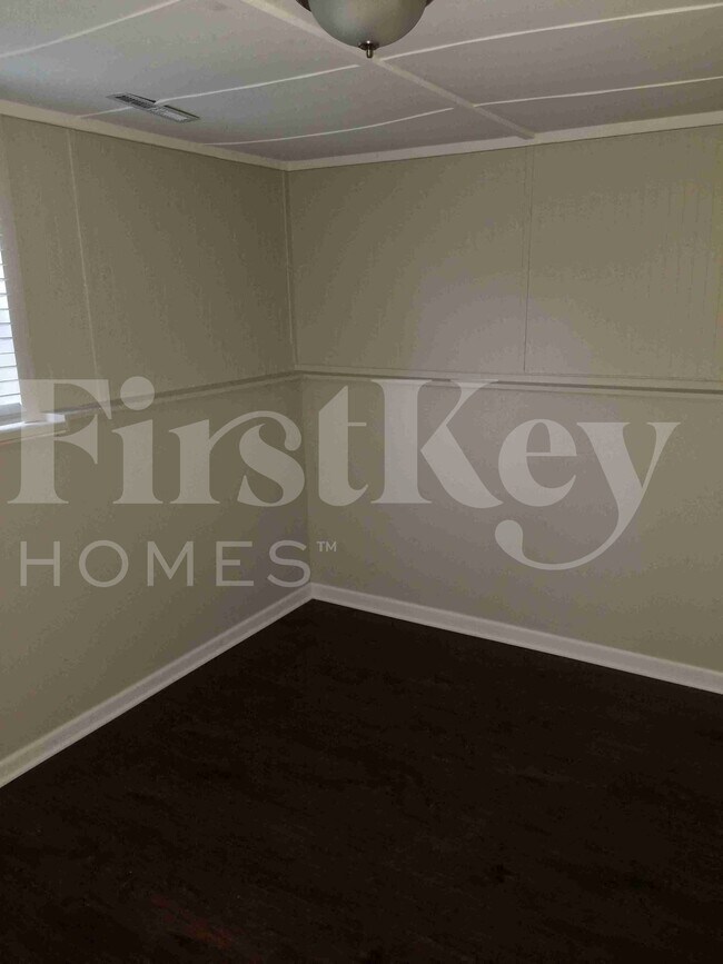 Building Photo - 422 E Tulip Dr