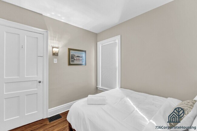Building Photo - Furnished 3-Bedroom Lower Apartment on Delaware Ave