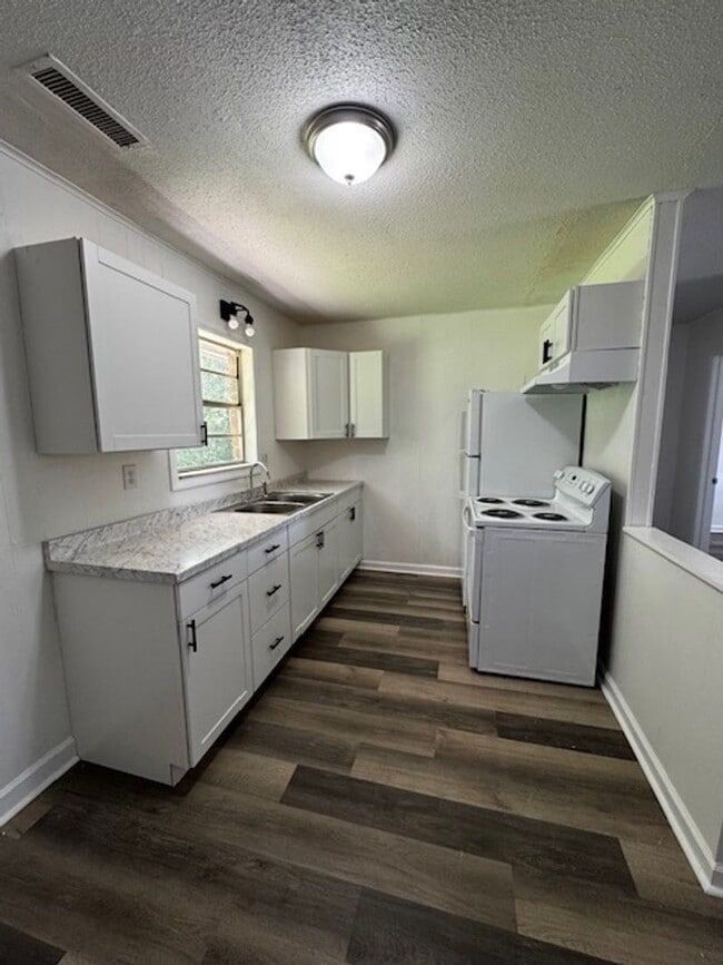 Building Photo - *FREE 1ST MONTHS RENT IF LEASE SIGNED IN FEBRUARY!!* 1 Bed 1 Bath Apartment with Water and Trash ...