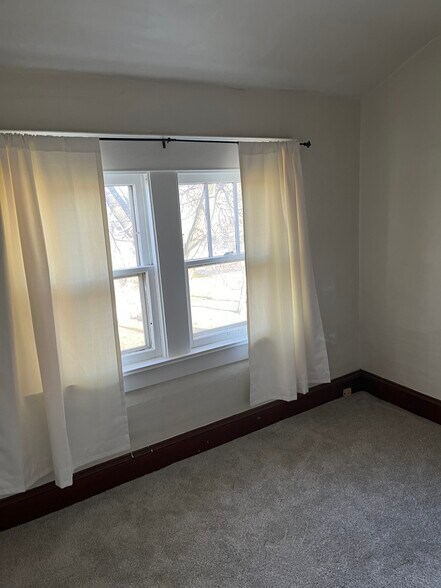 Building Photo - 1134 1/2 W Spencer St