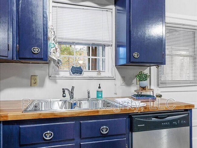 Building Photo - 1835 Portland Ave