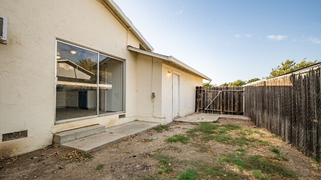 Building Photo - 4 Bedroom home with RV parking