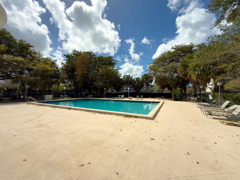 Building Photo - 919 Hillcrest Dr