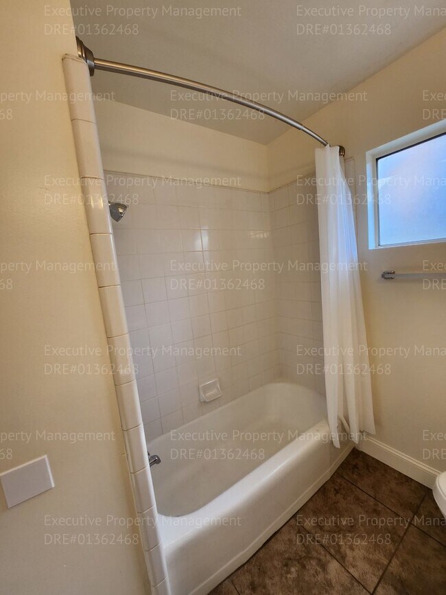 Building Photo - 3 bedroom/ 2 bathroom home located near th...