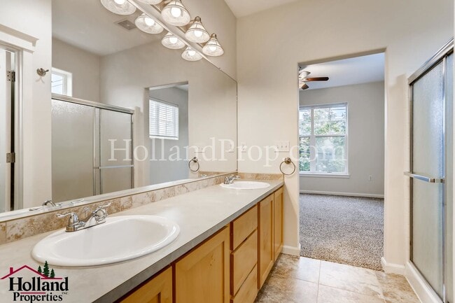 Building Photo - Wonderful 3 Story Condo in Hillsboro!