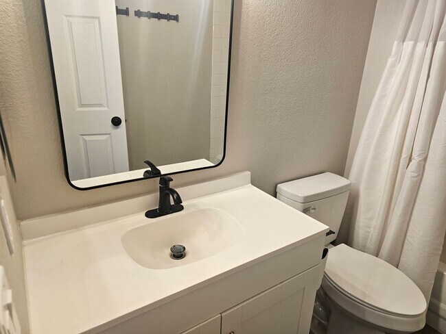Building Photo - Beautiful Townhome For Rent