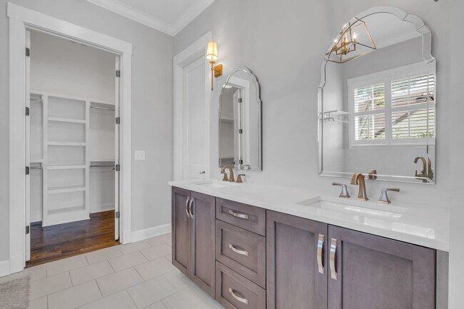 Building Photo - Stunning 5BE/4.5BA in the heart of Green H...