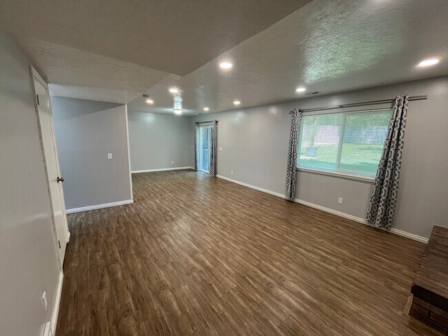 Building Photo - 7443 S Creek Rd