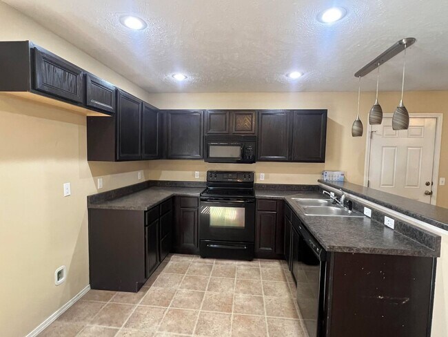 Building Photo - COMING SOON: Beautiful 3 bedroom / 2 bathroom house in Joplin Mo close to Missouri Southern with ...