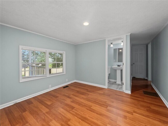 Building Photo - 3542 Shoreland Dr