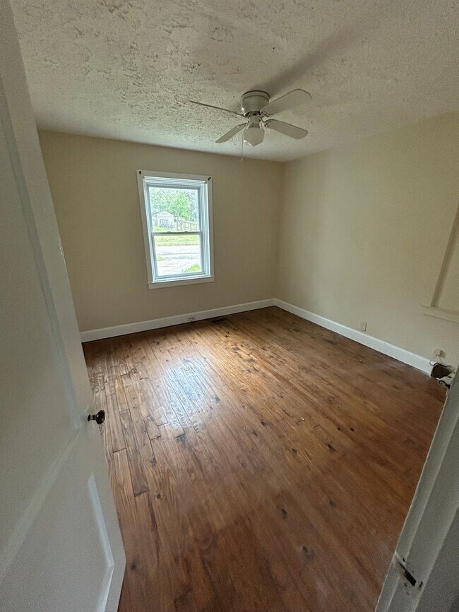 Building Photo - 102 White Ave