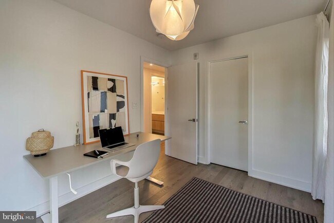 Building Photo - 4017 Davis Pl NW