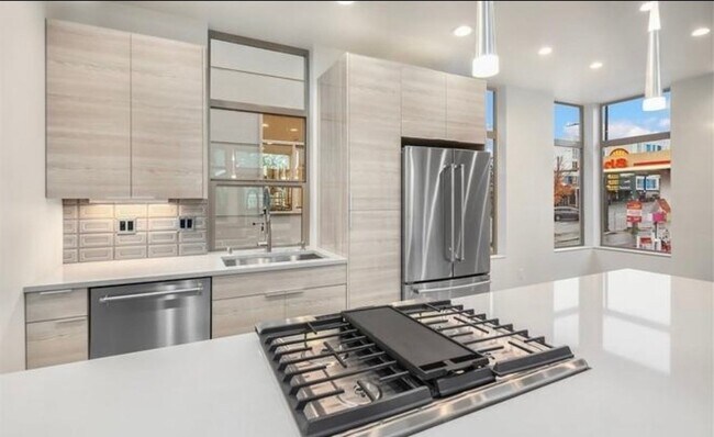 Building Photo - Sophisticated 3 Bedroom Townhome