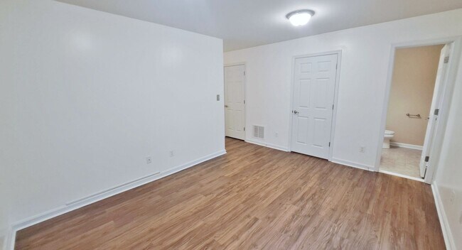 Building Photo - 3 Bed / 2-1/2 Bath Single Family Townhome with 1-Car Garage