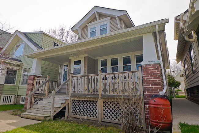 Primary Photo - 2227 E Bennett Ave