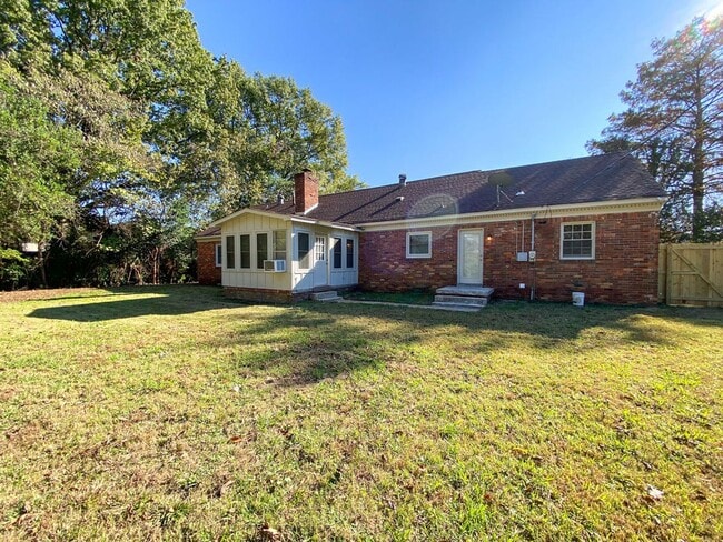 Building Photo - Large 3 bedroom 2 bath home in Whitehaven recently renovated