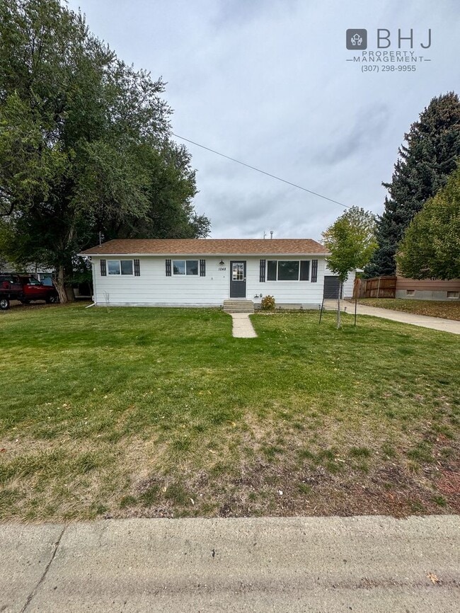 Building Photo - Pet Friendly 2 bed/ 2 bath single family h...