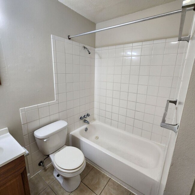 Building Photo - 2 Bedroom, 1 Bathroom Duplex Unit in Indep...