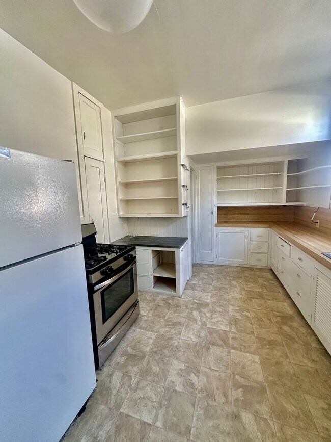 Building Photo - 6bedroom house full of charm steps from UC Berkeley!