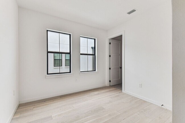 Building Photo - Canvas GWX