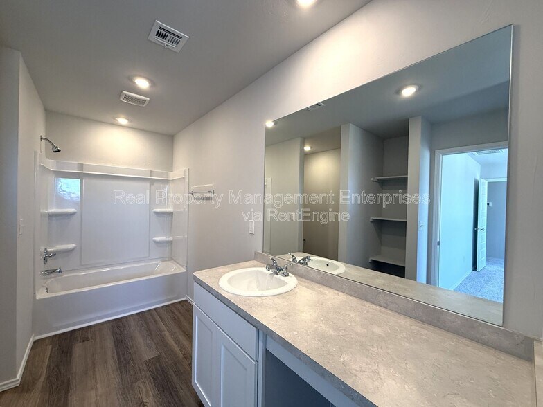 Building Photo - 9521 Stallion Dr