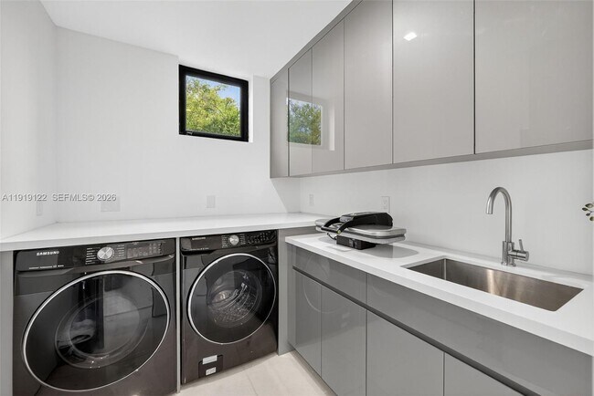 Building Photo - 401 Lido Dr