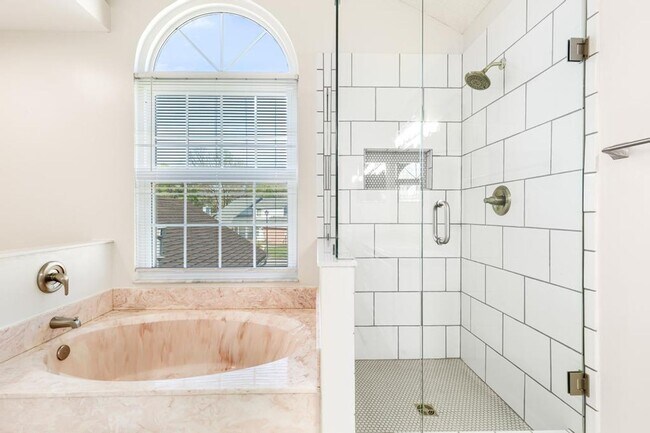 Building Photo - Charming Waterfront Home in Southside