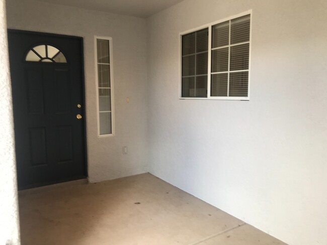 Building Photo - 2 Bedroom 1 Bath Contact Property Pros 928...