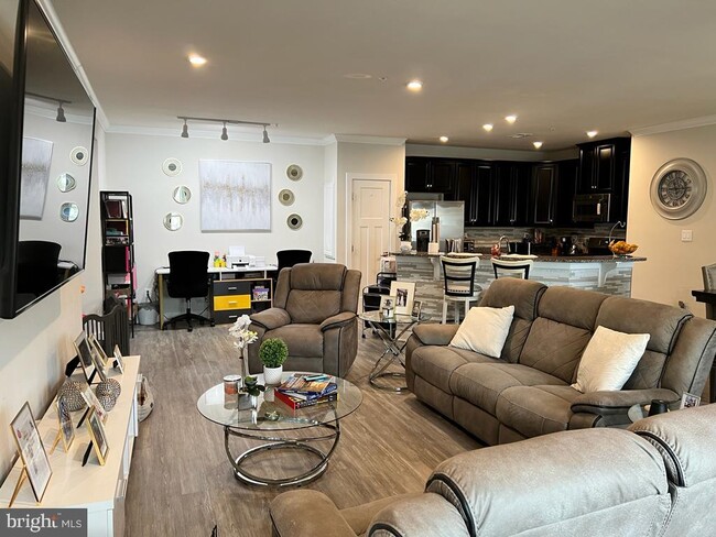 Building Photo - 5733 Meadowood St