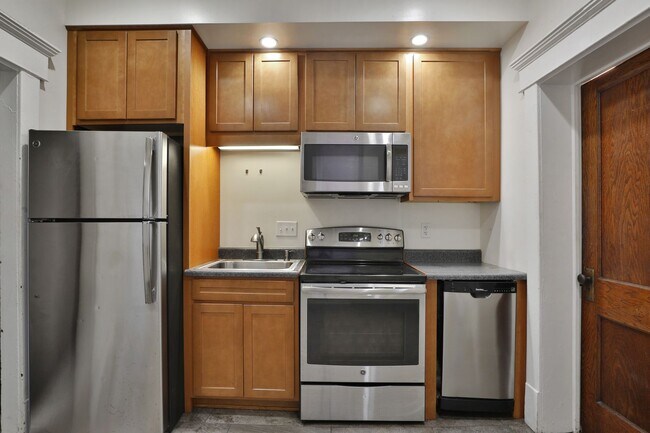 Building Photo - 1611 Summit St