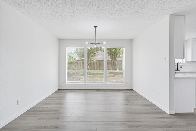 Building Photo - 14823 Elmont Dr