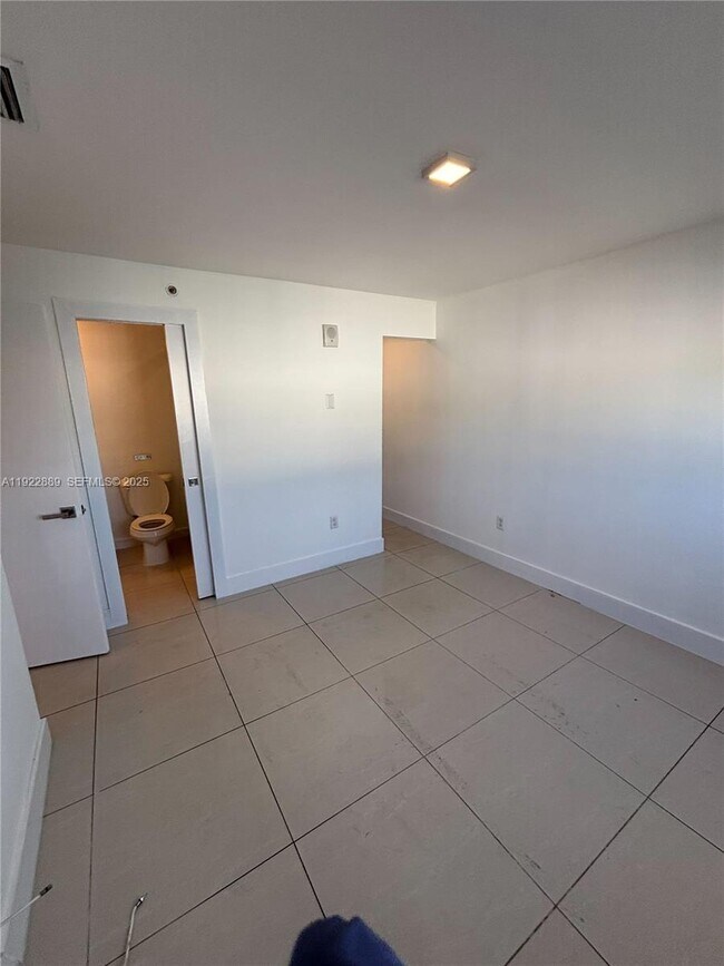 Building Photo - 829 SW 18th Ave