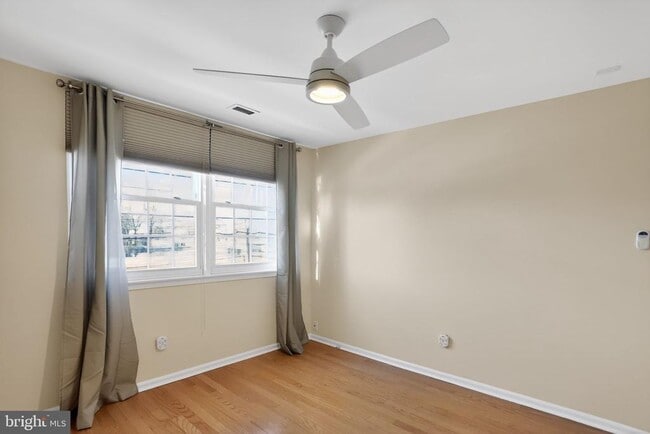 Building Photo - 215 Haddonfield Cmns