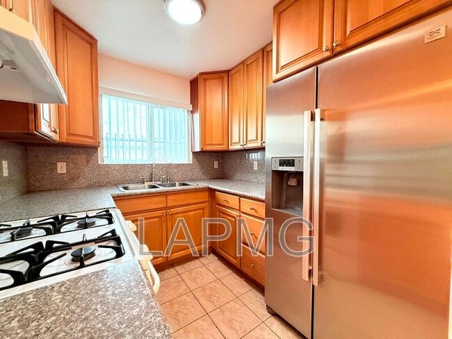 Building Photo - 1059 Western Ave