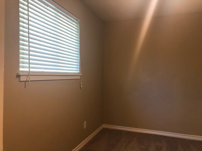 Building Photo - 4 Bedroom / 2 Bath / 2 Car Garage