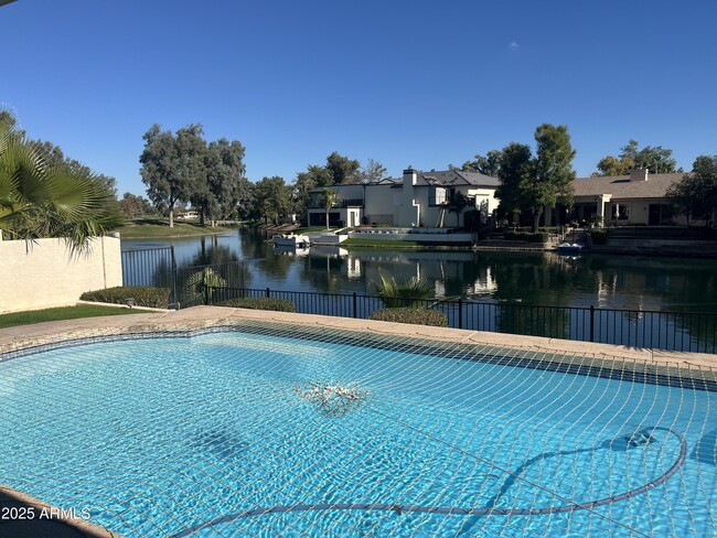 Building Photo - 3721 S Hawthorn Dr