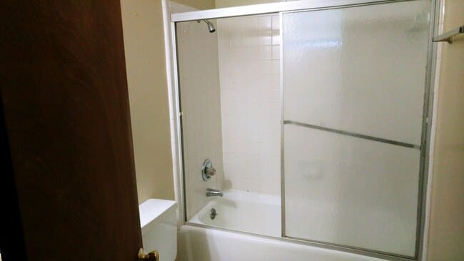 Building Photo - 1 bedroom 1 bath with den