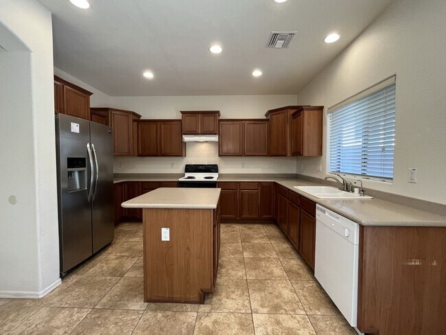 Building Photo - 4 Bedroom Home in Lantana Village Near E Ocotillo Rd. and S McQueen Rd!